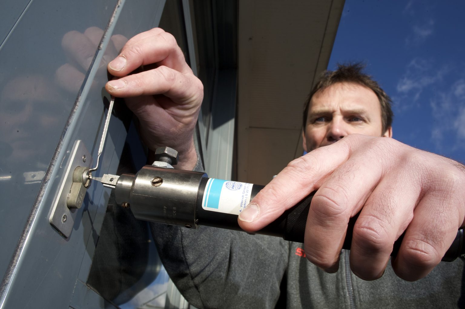 How Much Does a Auto Locksmith Cost? Price Breakdown 2025