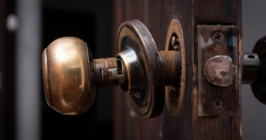 Broken locks emergency locksmith services
